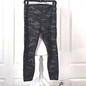 Athleta Ultimate Camo Stash 7/8 Leggings